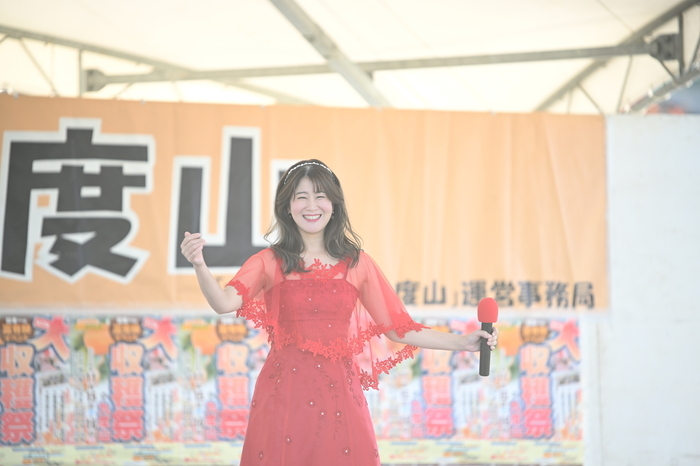 野村美菜さんの歌唱風景