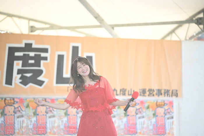 野村美菜さんの歌唱風景