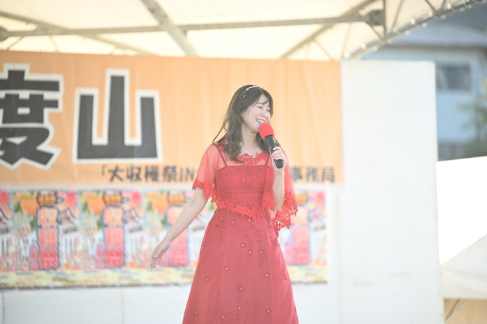 野村美菜さんの歌唱風景