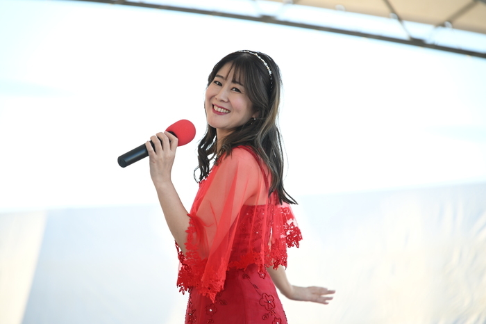 野村美菜さんの歌唱風景