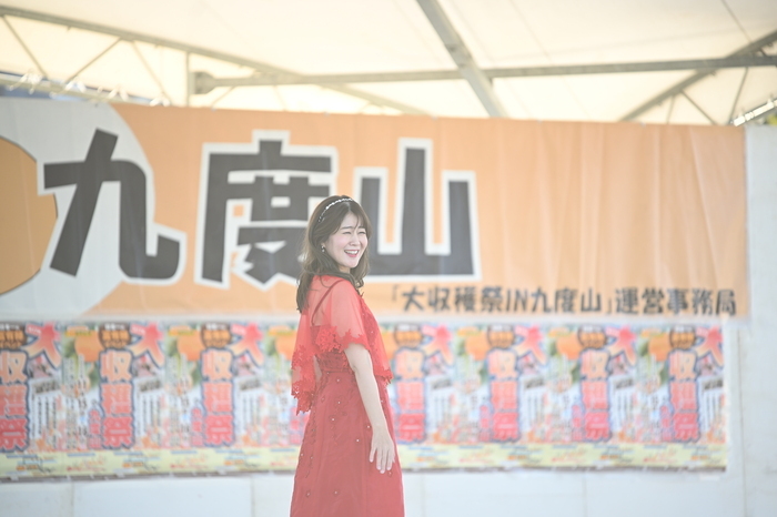 野村美菜さんの歌唱風景