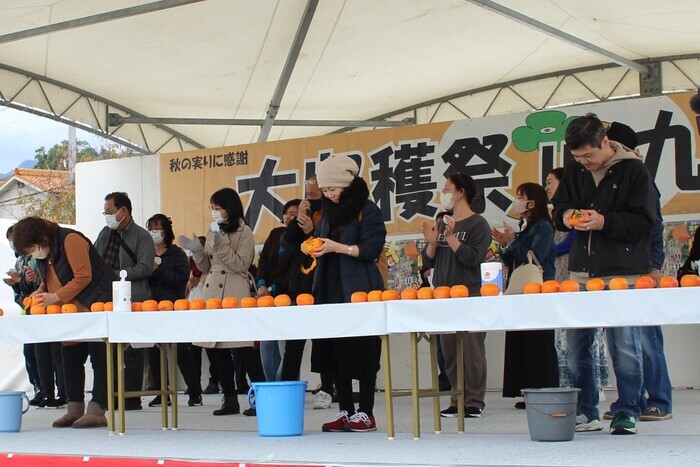 柿の皮むき大会の写真